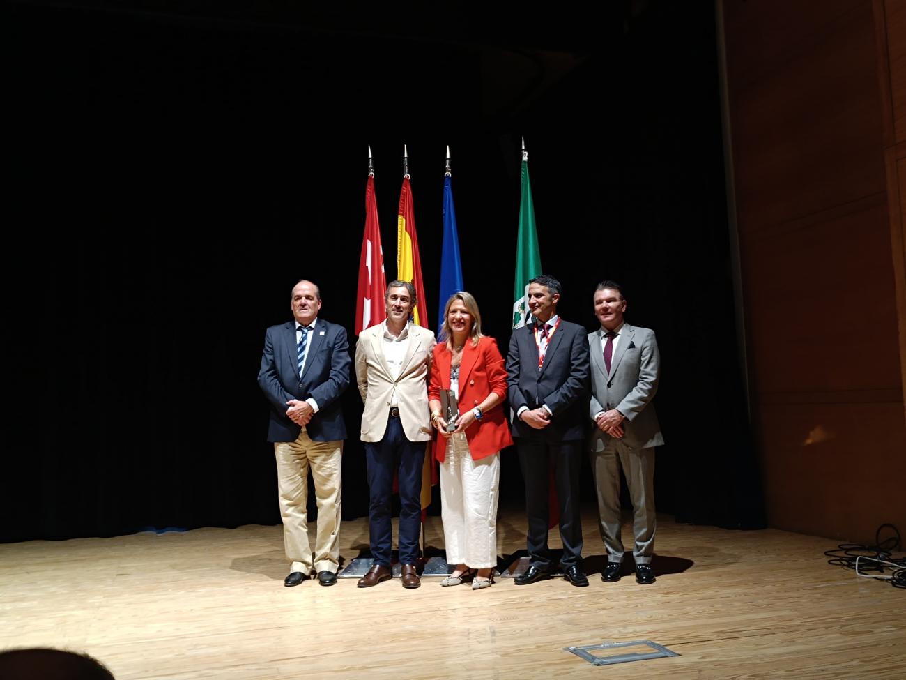 La concejala de Medio Ambiente, María José Coca, recoge el premio