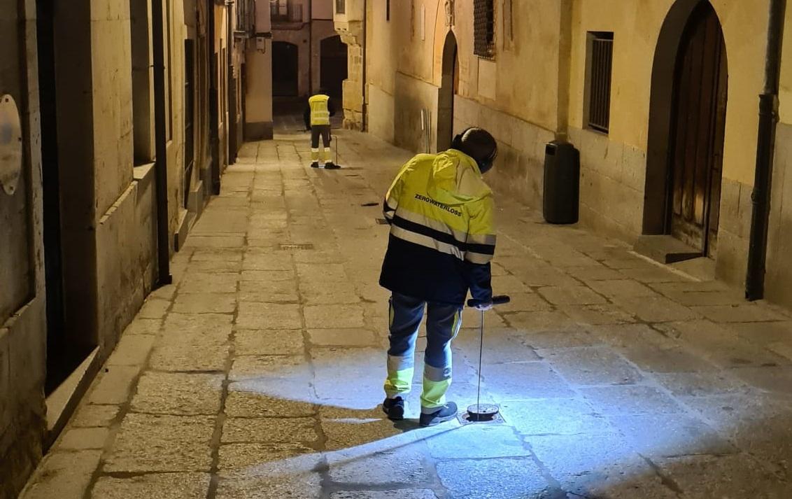 Trabajos electroacústicos del Servicio Municipal de Aguas en la calle Libreros