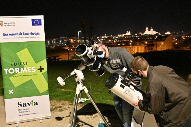 Miembros de la junta directiva de la asociación universitaria Supernova al inicio de la observación astronómica llevada a cabo en el Parque de Chamberí de Salamanca