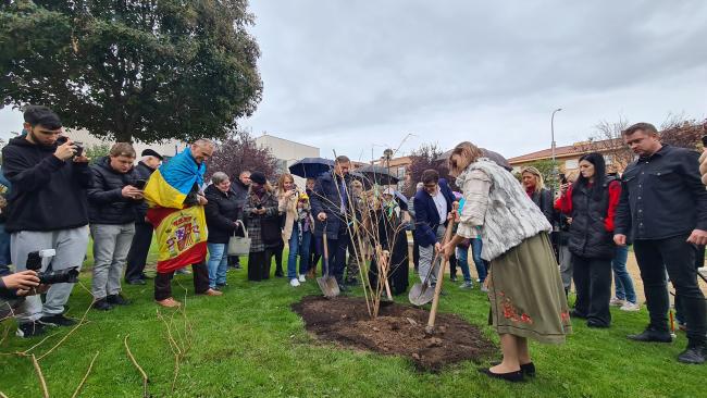 Participantes en la plantación del Jardín de Kalyna