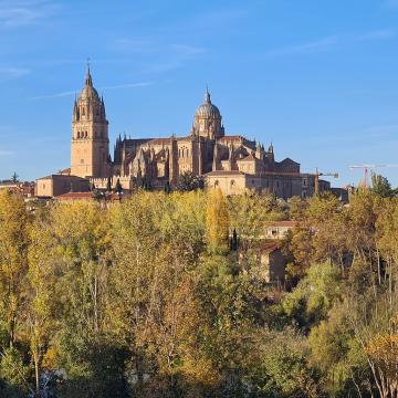 Vista de las catedrales y la ribera del río desde la atalaya del barrio El Tormes