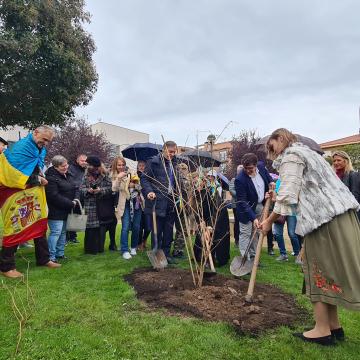 Participantes en la plantación del Jardín de Kalyna